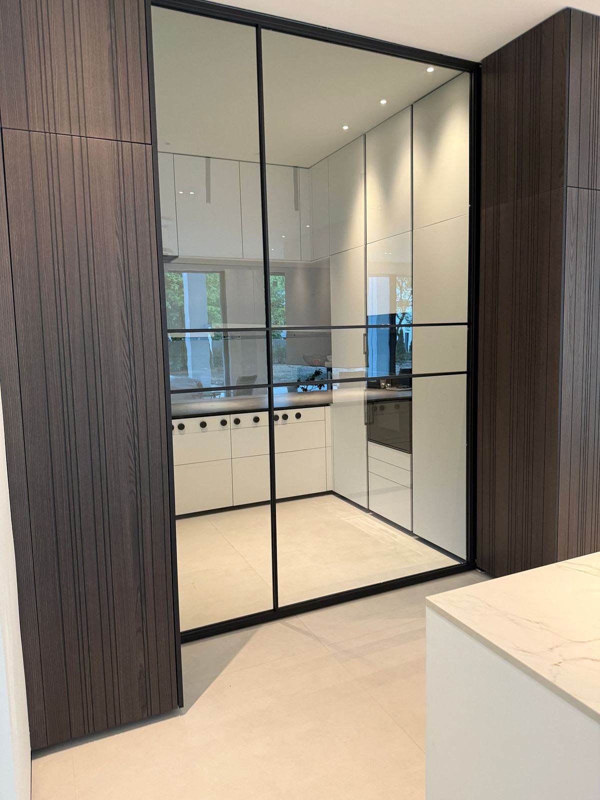Lofttür mit schwarzem Stahlrahmen und Glasfeldern
