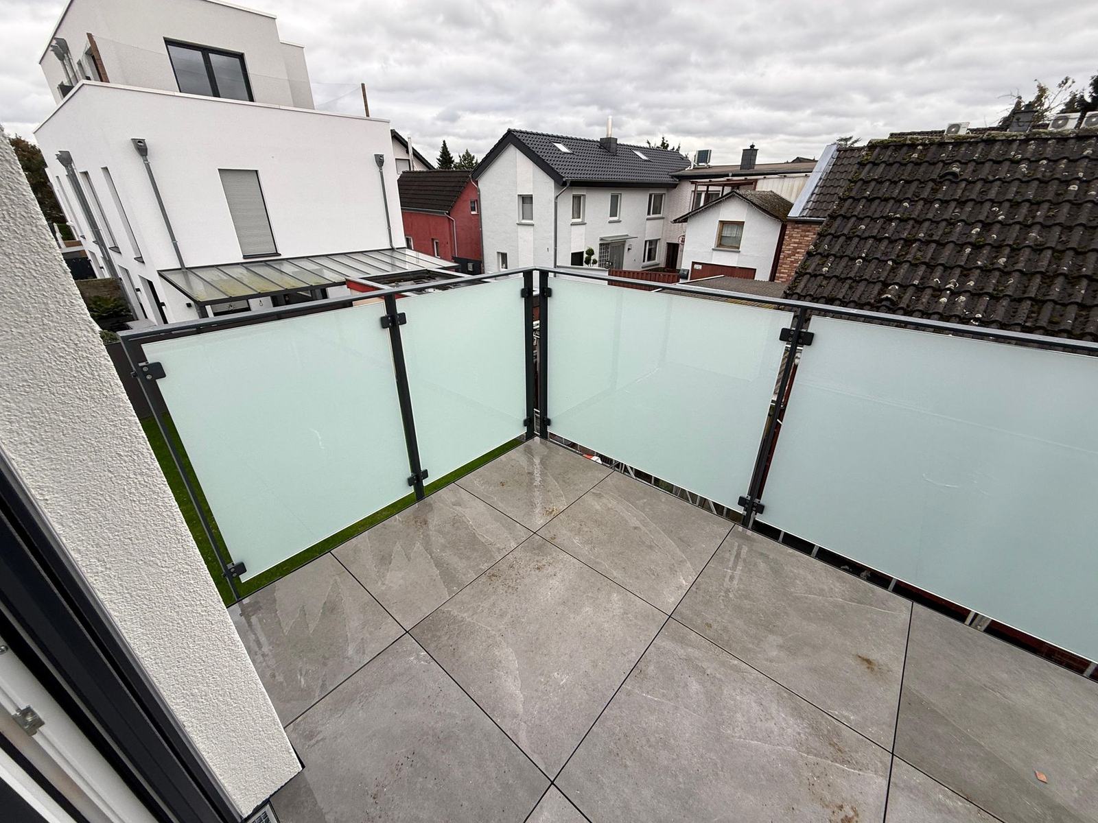 Glasgeländer mit Stahlpfosten auf einer Terrasse