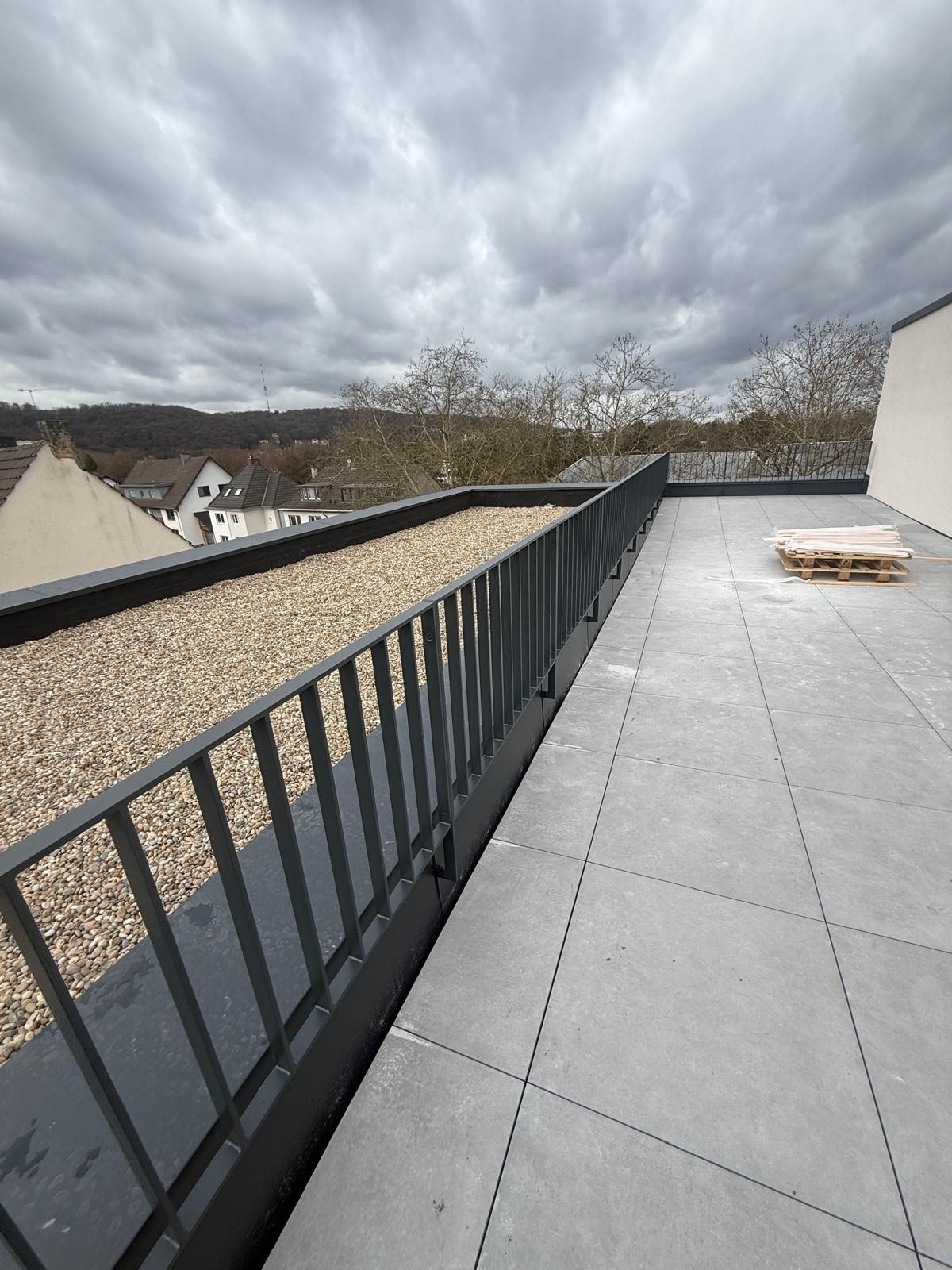 Stahlgeländer auf einer Dachterrasse