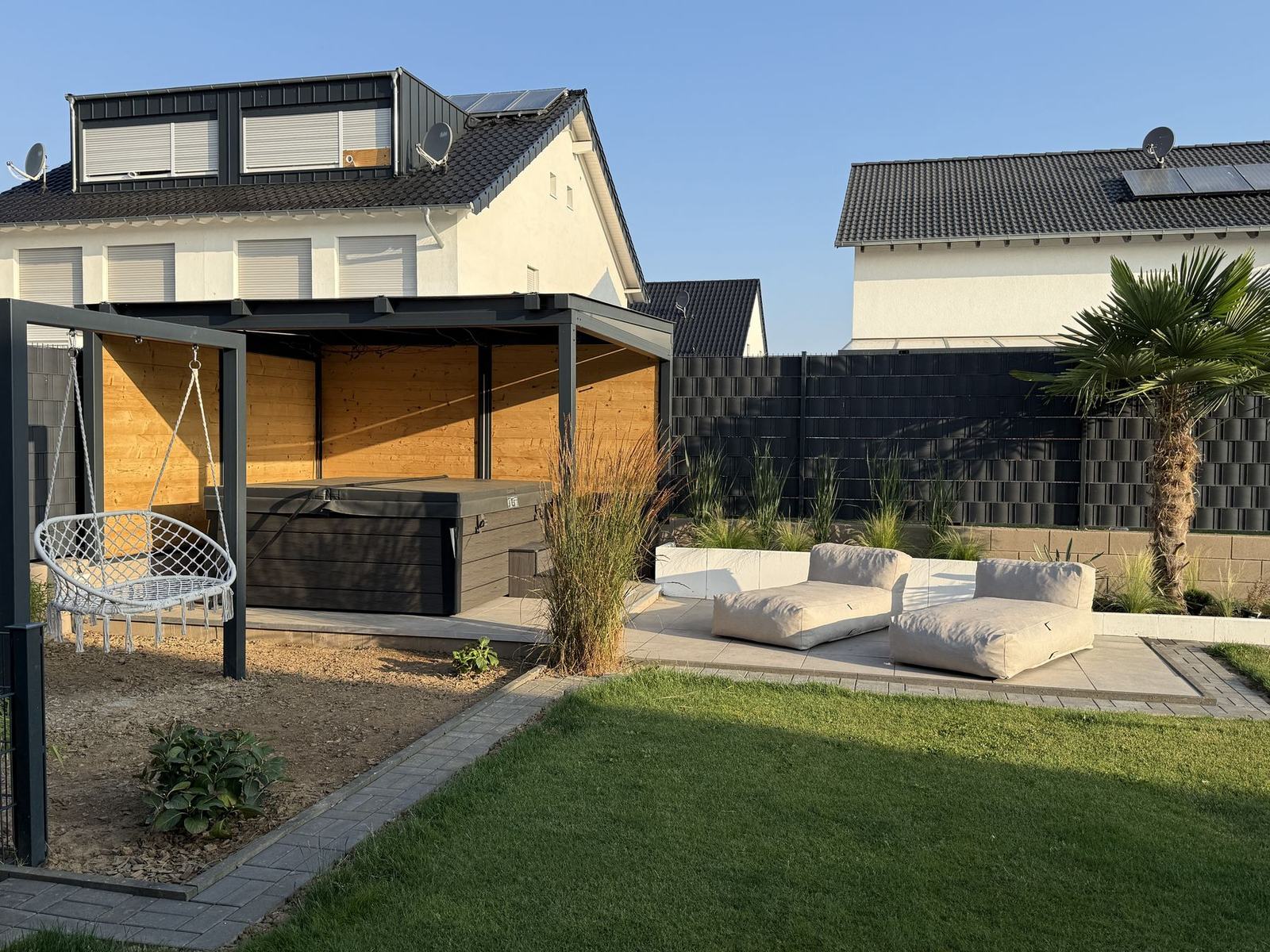 Terrassenüberdachung aus Metall mit Holzverkleidung im Garten
